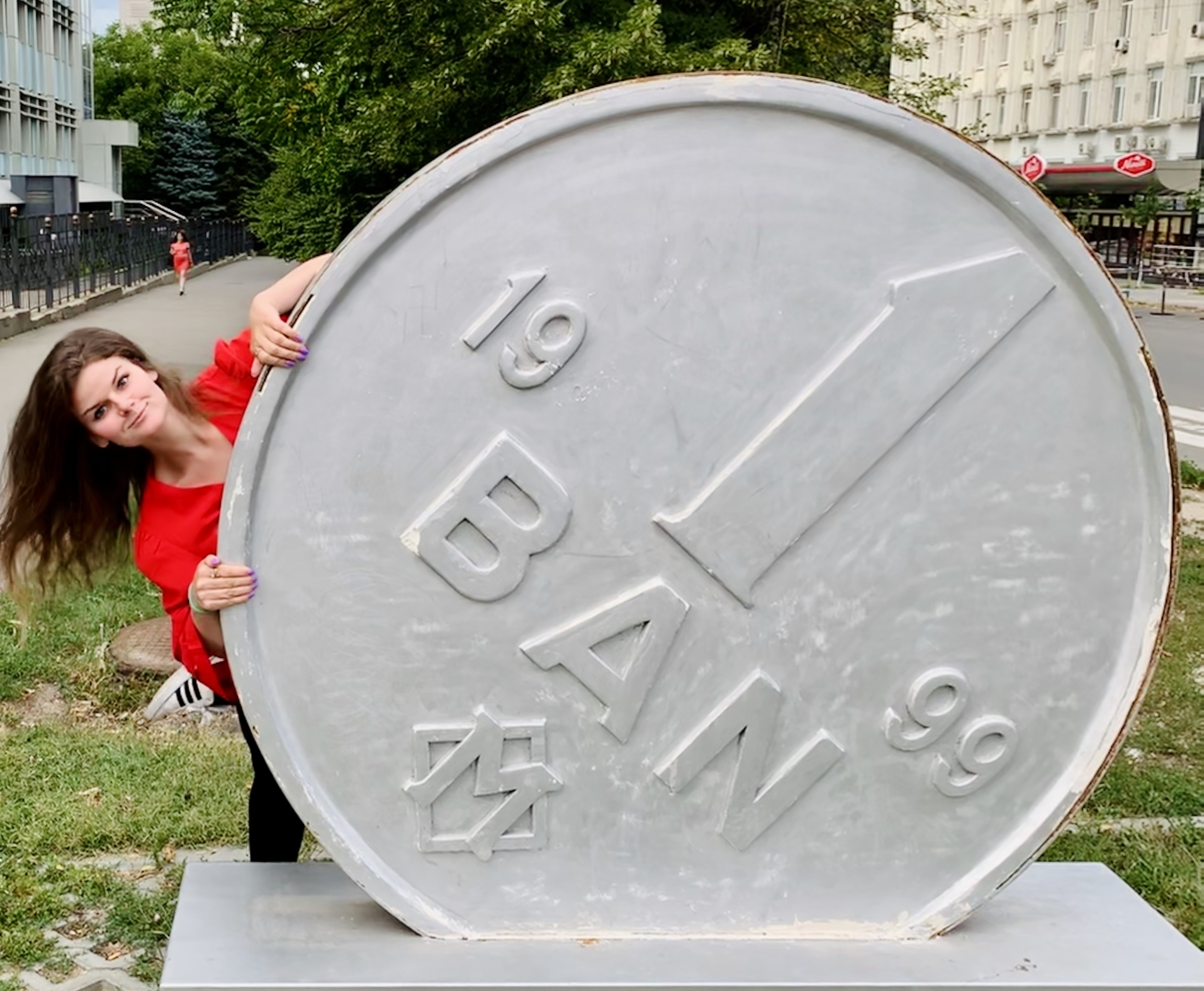 1-bani-coin-statue