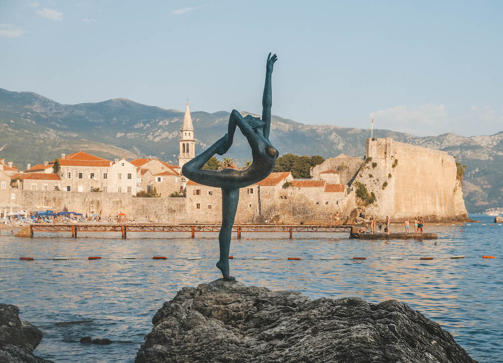 Budva-ballet-statue