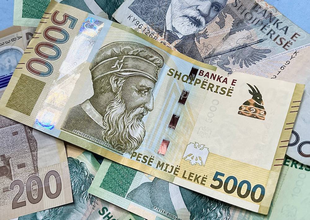 Albanian money
